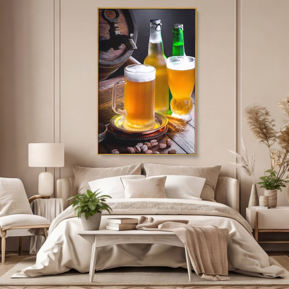 Tablou canvas cu tablou canvas cu halba de bere, in rama de aluminiu auriu, pe perete intr-un dormitor